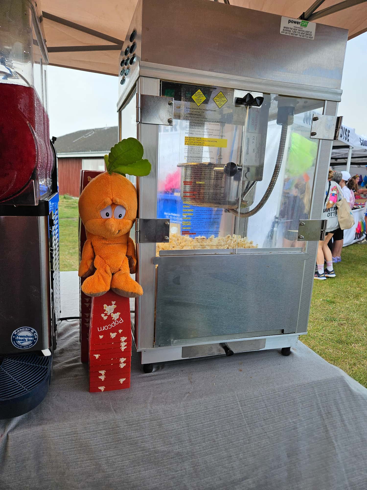 Popcornmaskine med friske popcorn til fest