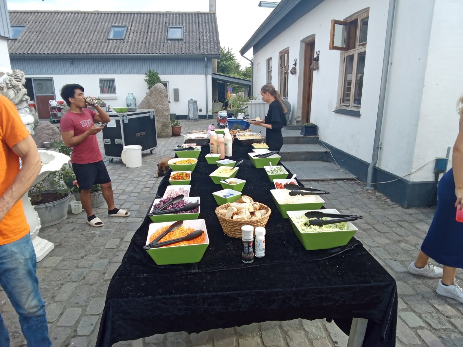 Salatbar med gæster ved fest